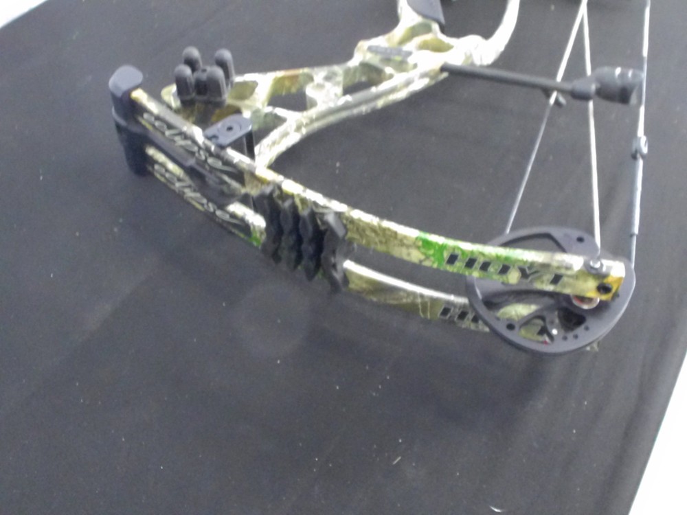 HOYT ECLIPSE RH 40-50LB REAL TREE EDGE COMPOUND BOW NWOT