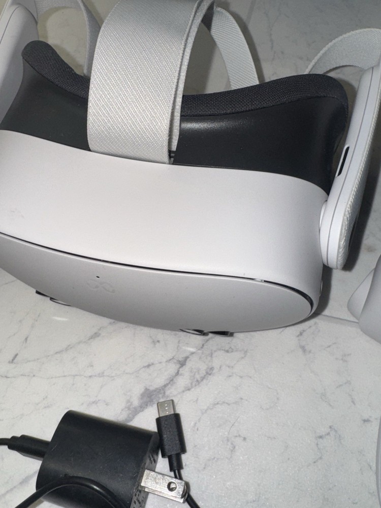Meta Oculus P97 With Controllers