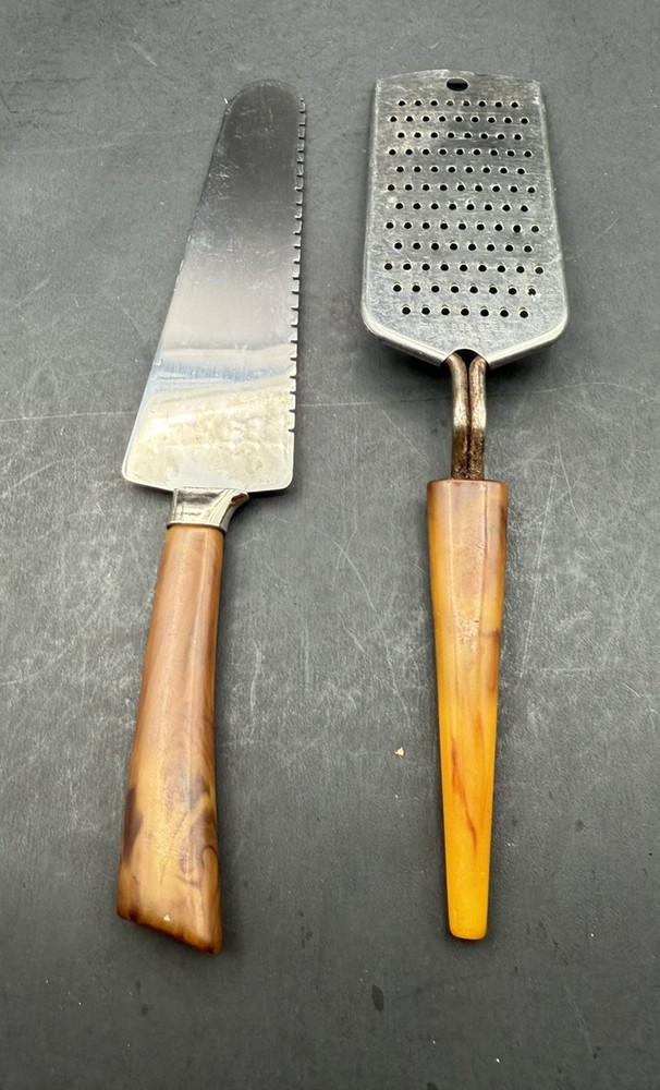 MCM BAKELITE HANDLE GRATER AND CAKE SERVER Bin 1