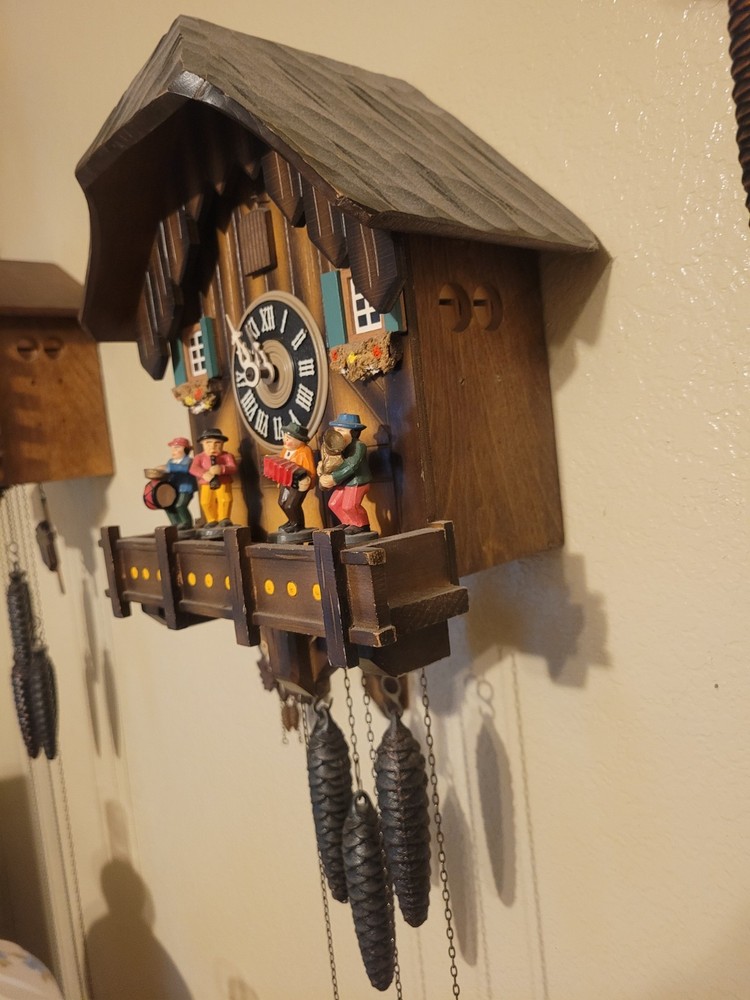 Cuckoo clock Kuner style 1960s--perfect working order!