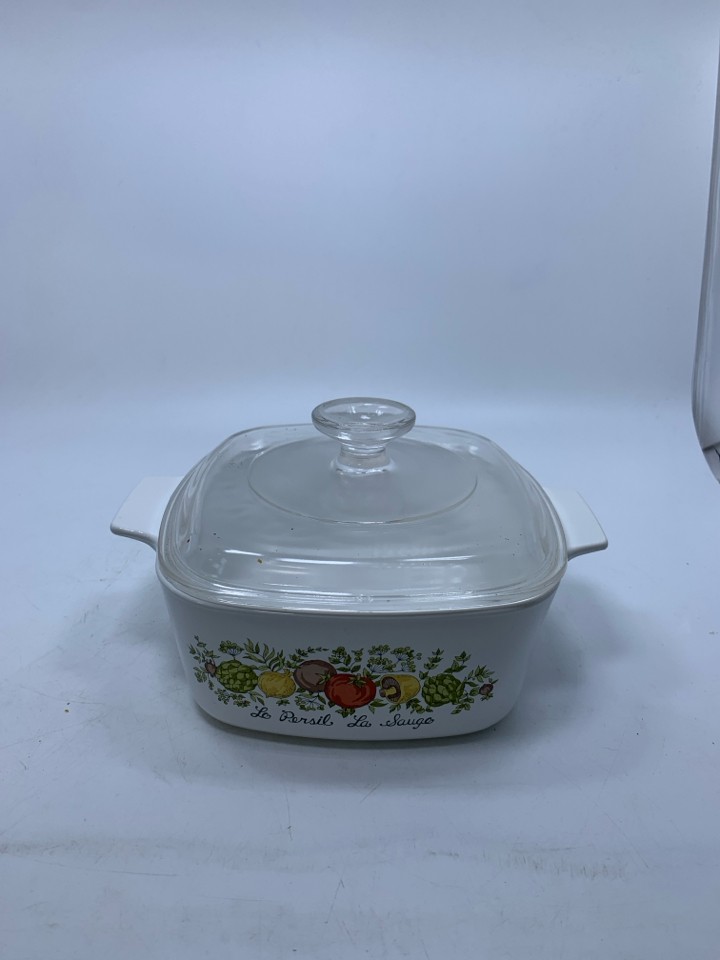 VEGGIE SQUARE CASSEROLE DISH W/ LID.