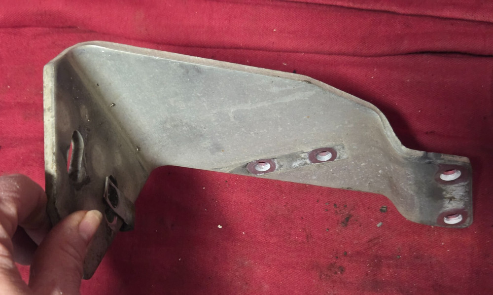 INTERNATIONAL step bracket , ALUMINUM , 22C1 110