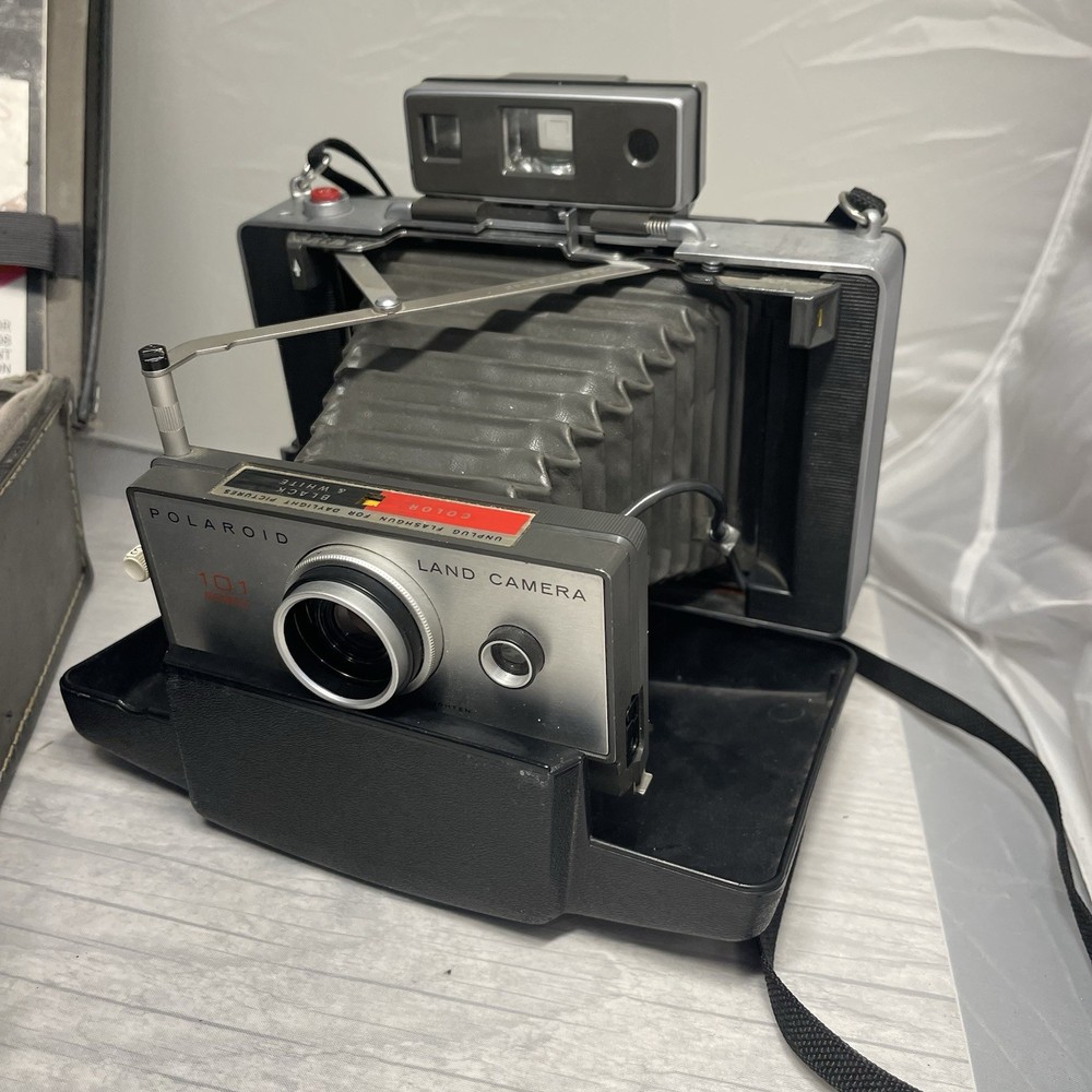 Polaroid Land Camera 101 Automatic case portrait kit 581 flash bulbs kit