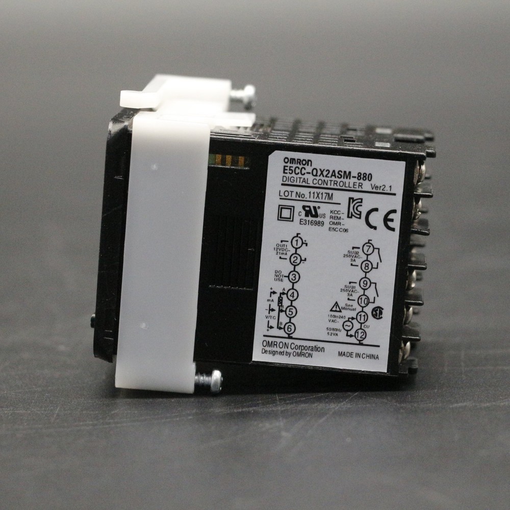 New Omron E5CC-QX2ASM-880 E5CCQX2ASM880 Temperature Controller Free Shipping