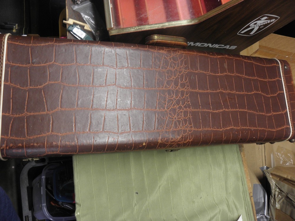 ALLIGATOR STYLE BROWN VIOLIN CASE