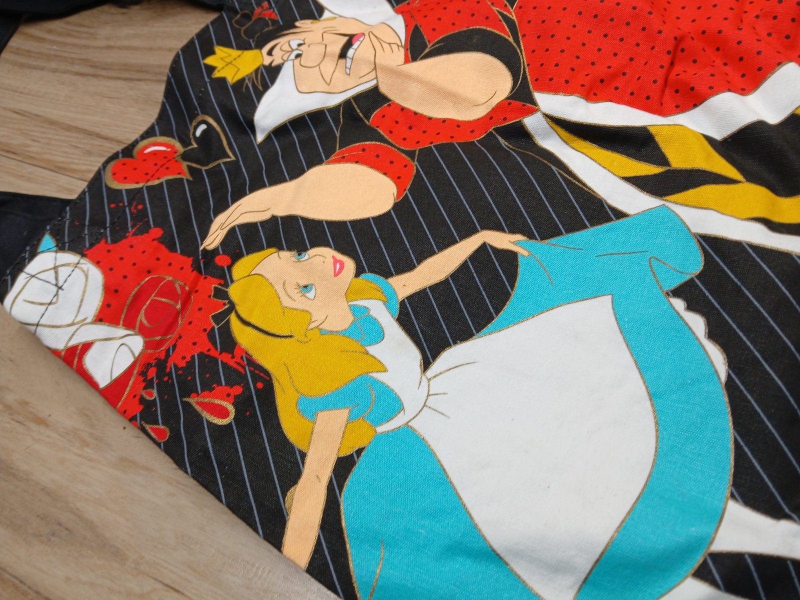 Loungefly Disney Alice in Wonderland Queen Of Hearts Painying The Roses Red