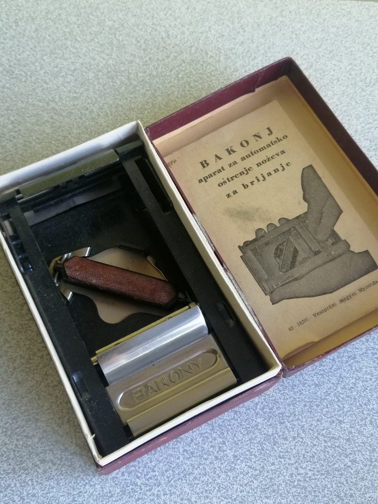 Antique razor sharpening tool /antique razor/razor