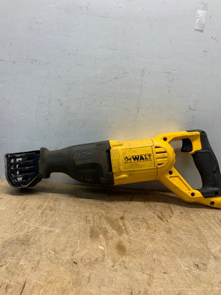 DEWALT DWE305 RECIPROCATING SAW (E10041774)