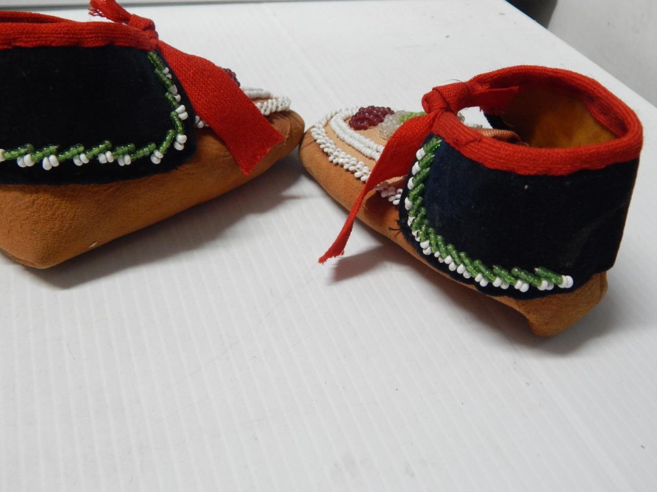 ANTIQUE c1860-80s IROQUOIS INDIAN BEADED CHILD MOCCASINS - CLEANEST WE'VE SEEN