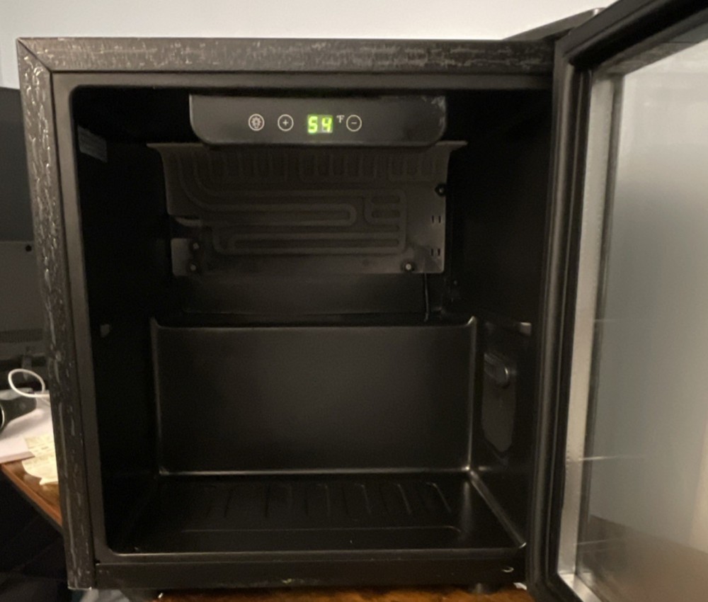 Black Mini Fridge 1.3 CU FT With Adjustable Temperature.