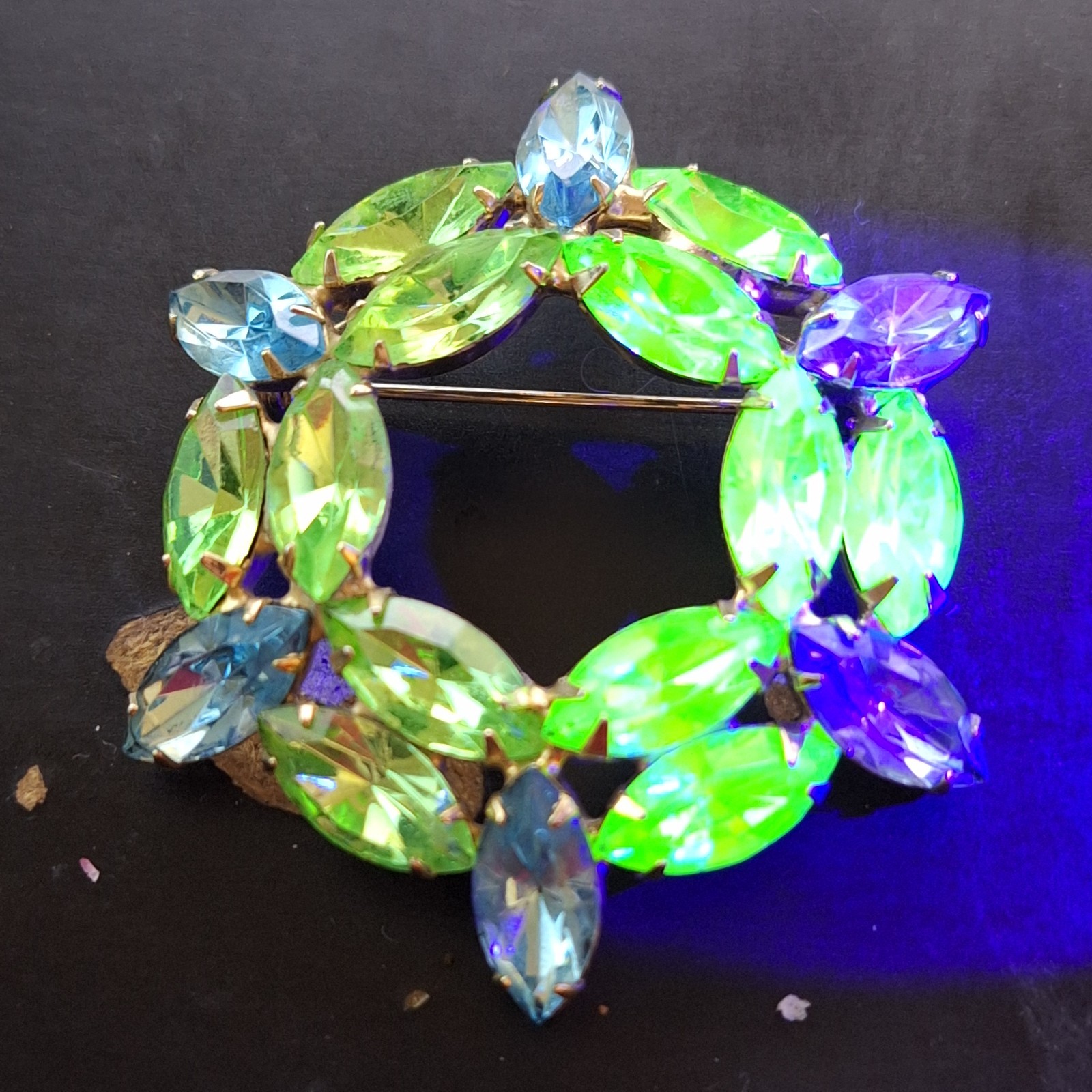 Gold Tone Blue & Green Uranium Glass UV Reactive Brooch Unsigned Wreath 2"