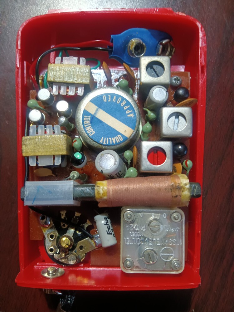 Dyn-Sonic model 010 solid state vintage Transistor radio comes W/ box