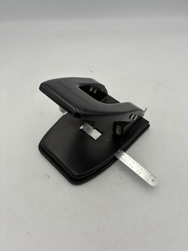 Office Max Heavy-Duty 2 Hole Punch 20 Sheets