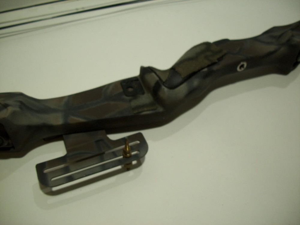 Vtg BEAR ARCHERY BLACK BEAR RT HAND COMPOUND BOW w/SIGHT & QUIVER