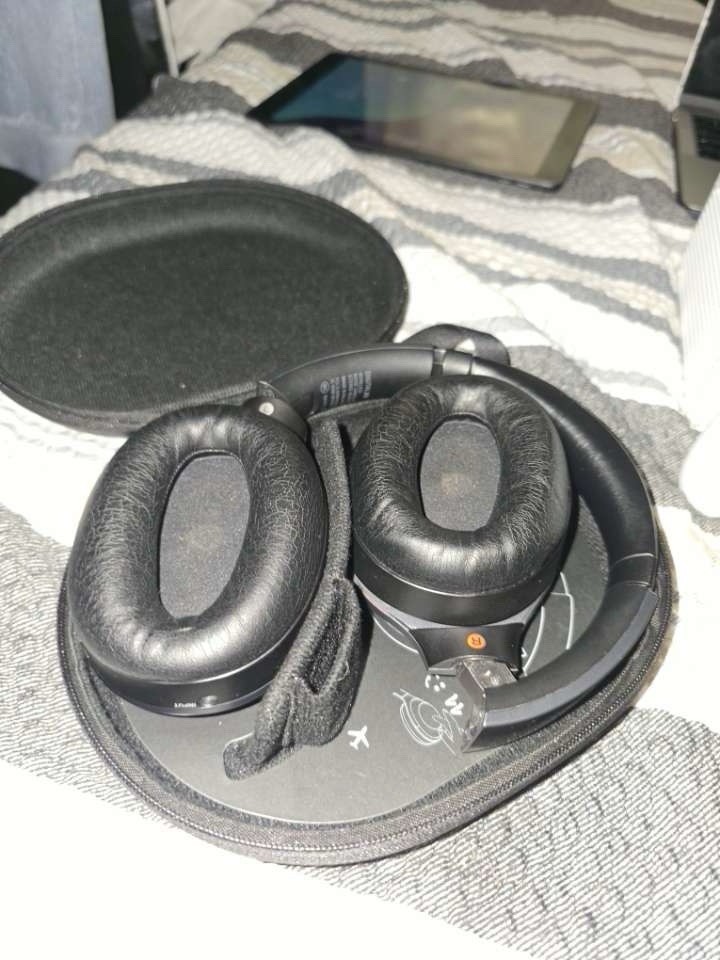 HUGE ELECTRONICS MIXED LOT, Xbox, Apple, Sony (Read description for more info)