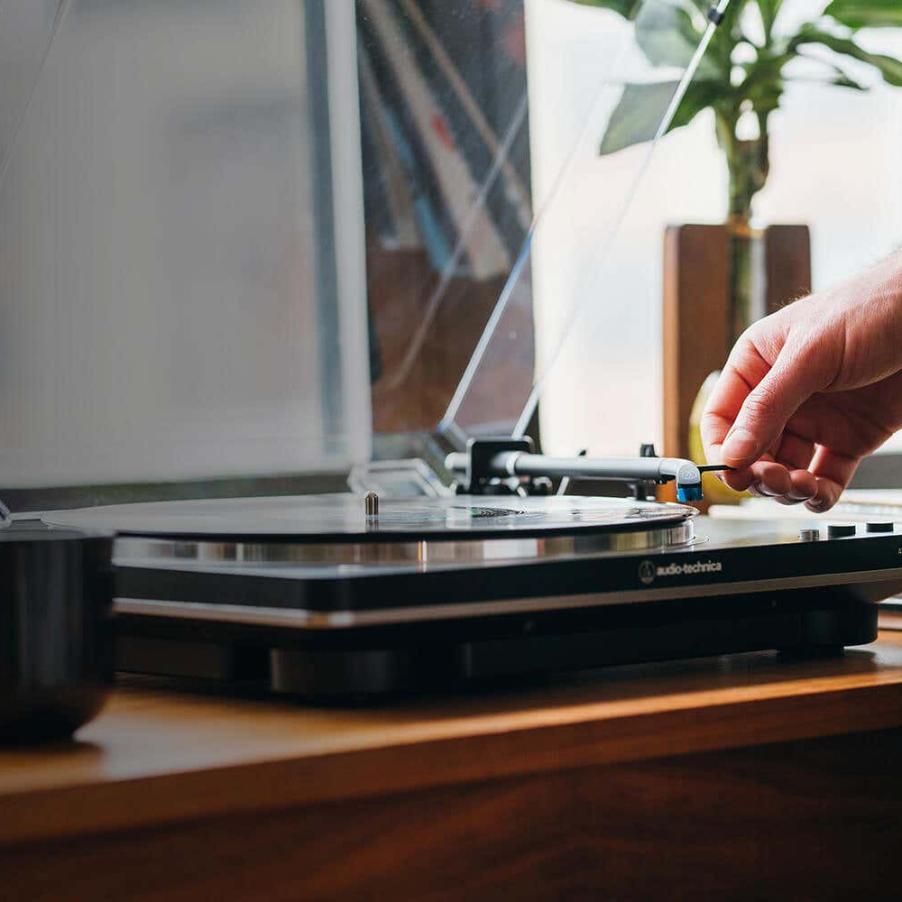 Audio-Technica Fully Automatic Belt-Drive Turntable Silver with Speaker Bundle