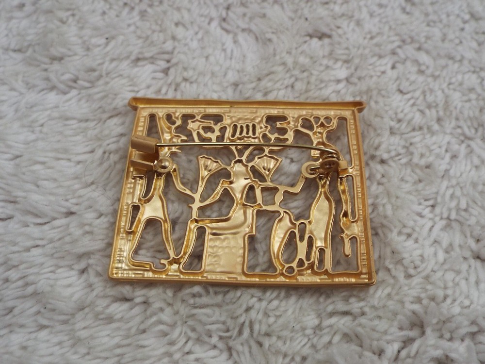 Goldtone Egyptian Hieroglyphics Pin (K25)
