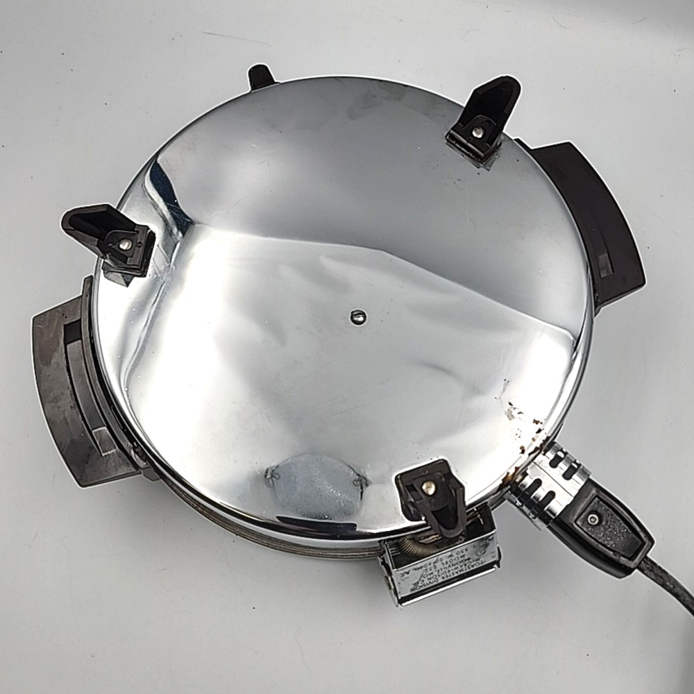 Toastmaster Waffle Baker Chrome Round Automatic Model 252 - 650W Vintage