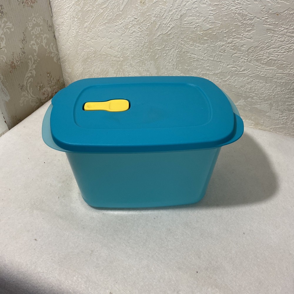 Tupperware Crystalwave Aqua - 9.5 cup Microwave Container