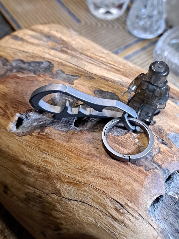 EDC TITANIUM MULTI-TOOL CARABINER KEYCHAIN