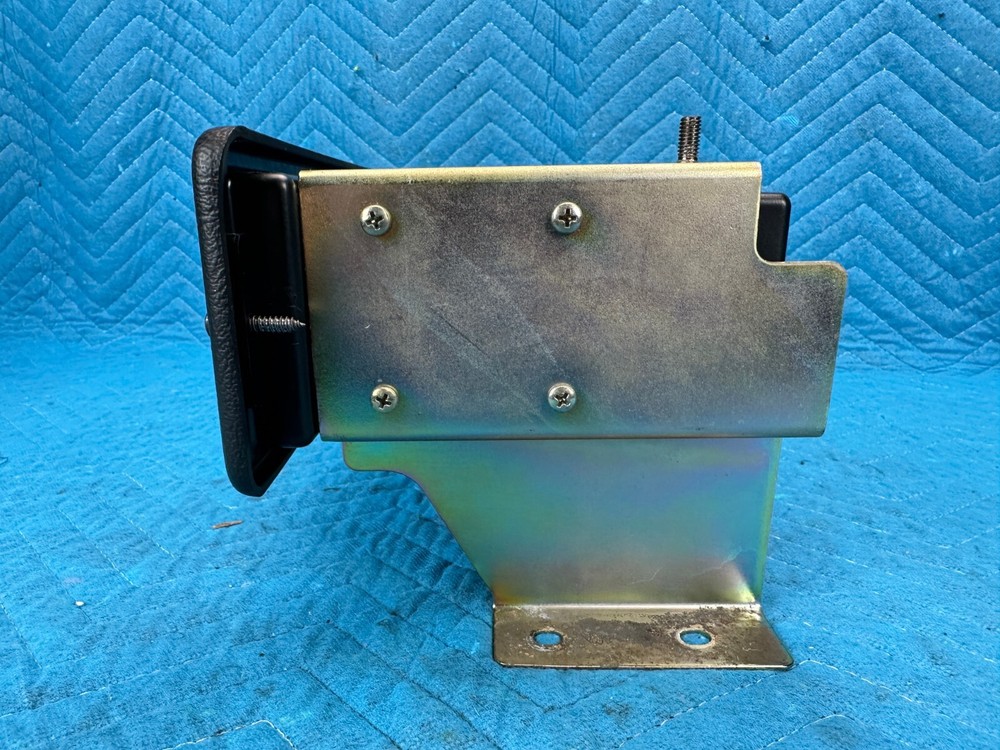 Mercedes G500 CD Changer w/Brackets 2005 OEM
