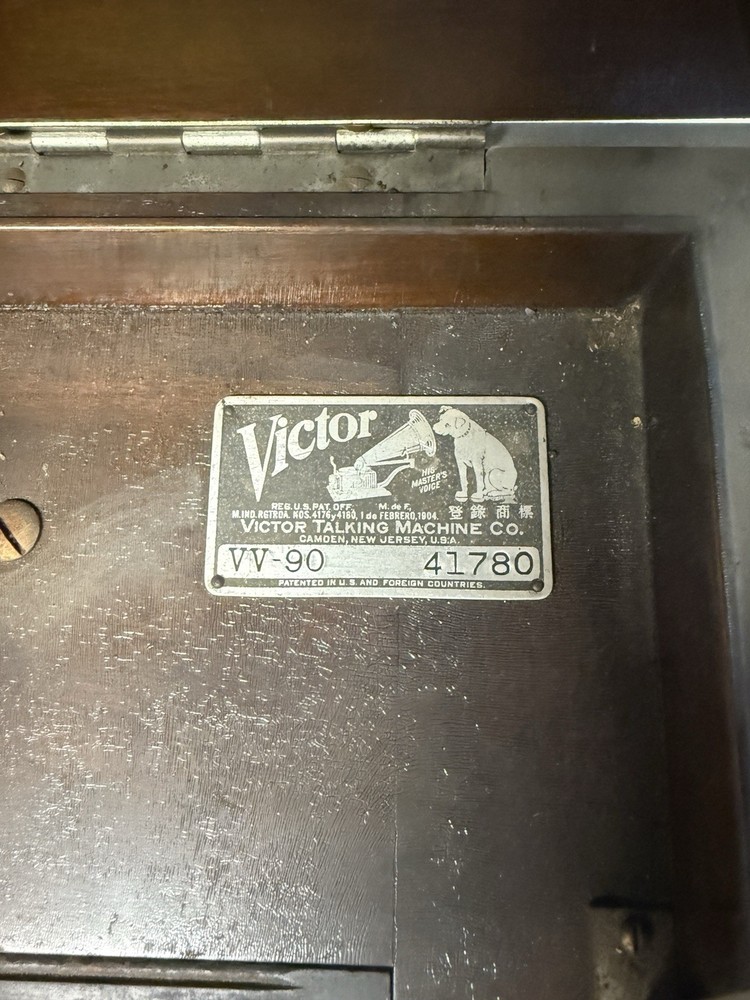 Victorla Phonograph VV-90