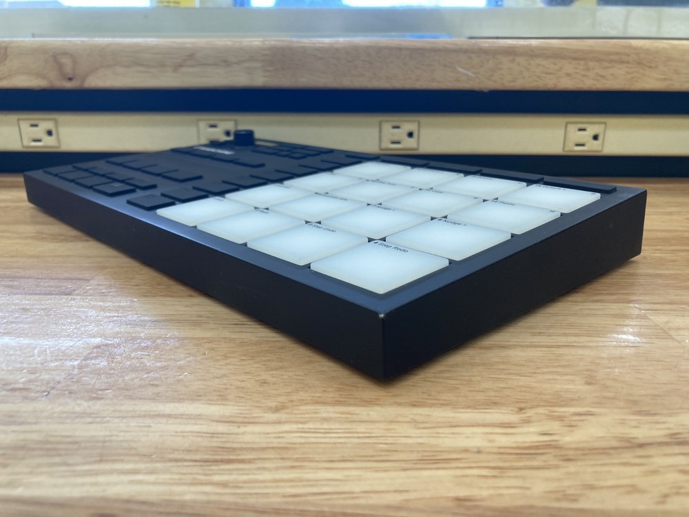 Native Instruments MASCHINE MIKRO MK3 Drum Controller USED