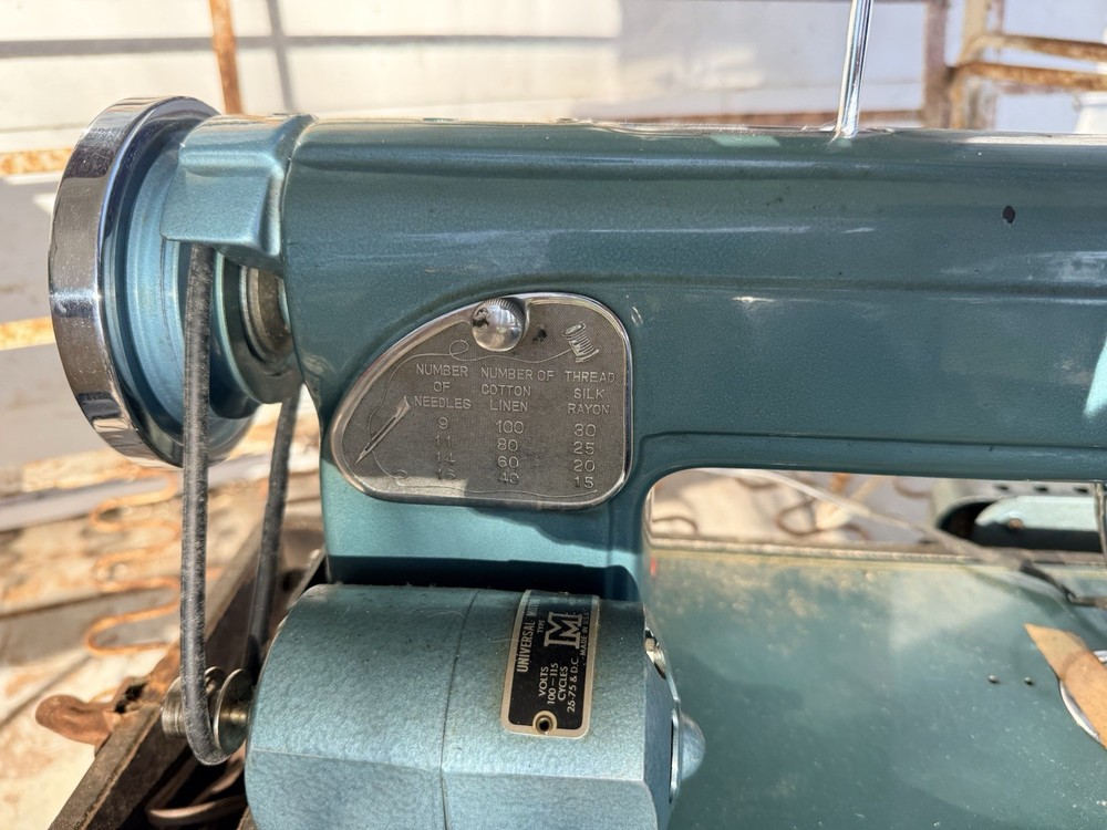 Peerless Electric Portable Sewing Machine with Carrying Case