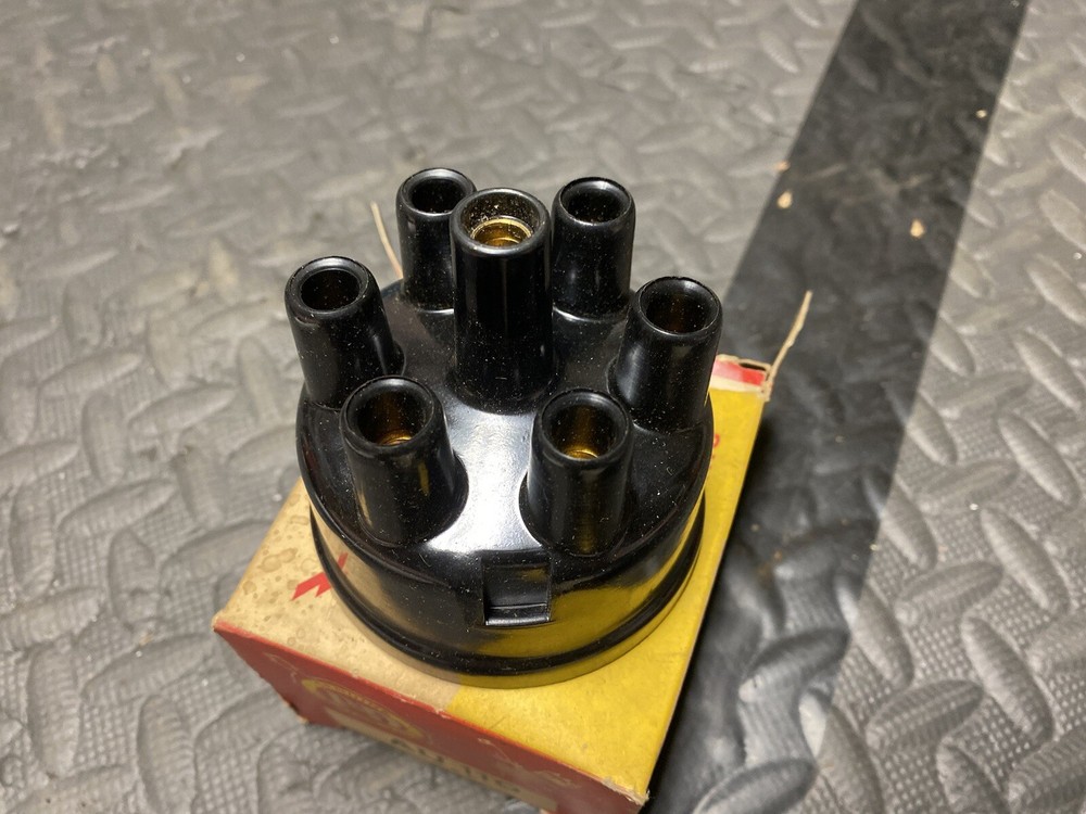 NOS P & D Bendix Distributor Cap AU-110
