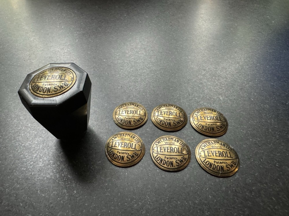 Leveroll Seat Knobs.