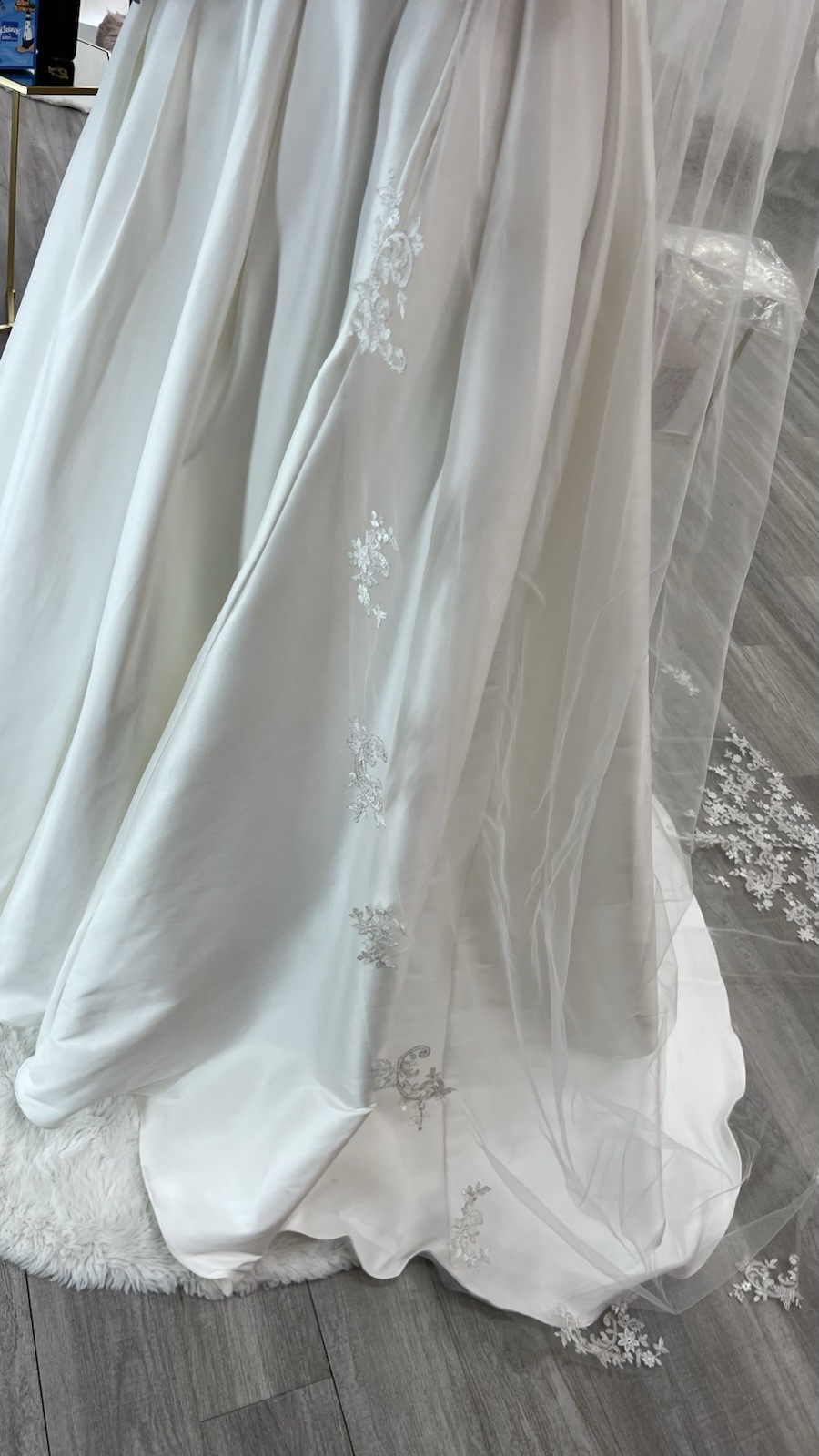 New Ansonia Cathedral Ivory Lace Veil V191L MSRP $315