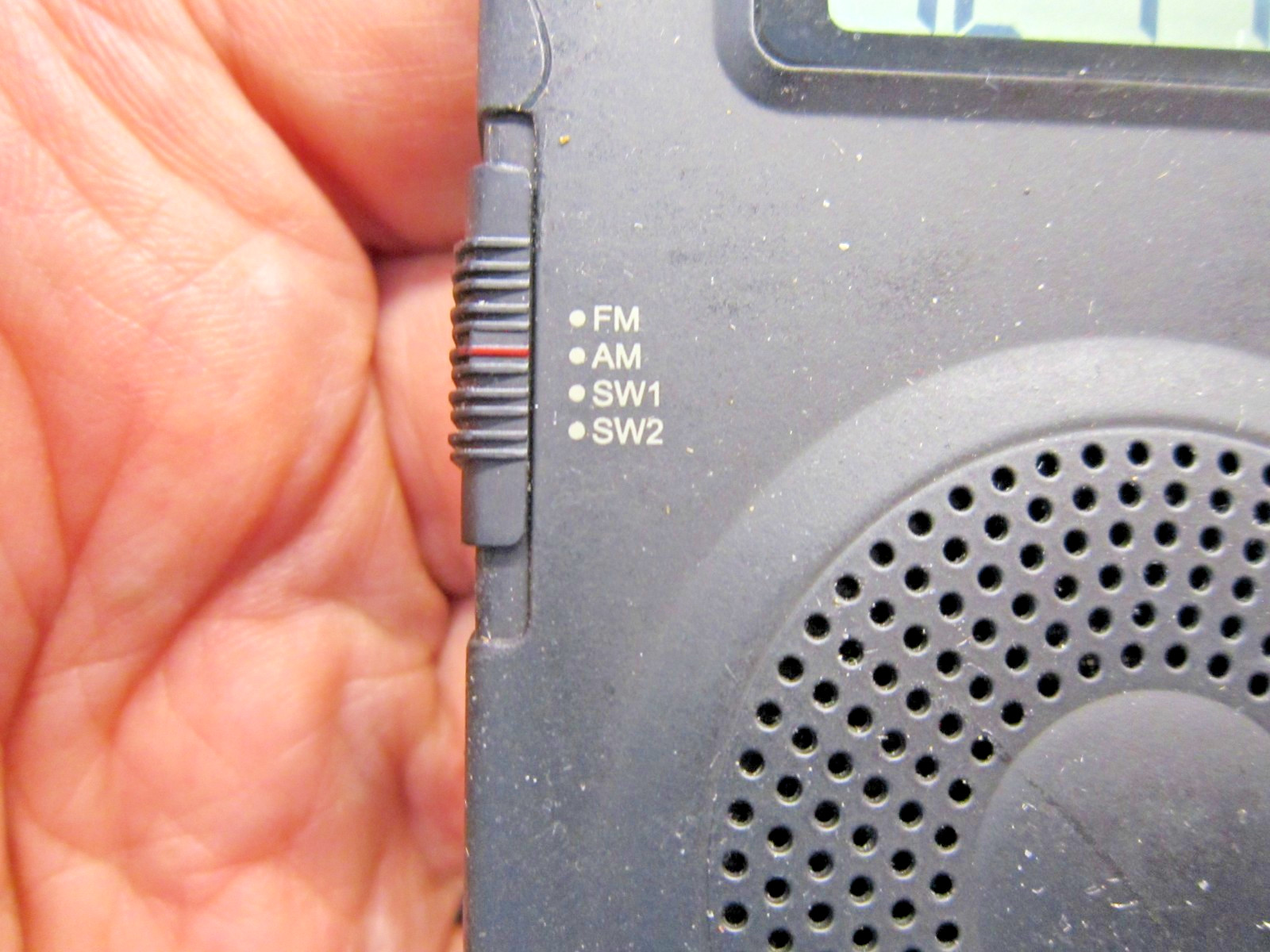 Grundig M400 AM/FM/SW 1-2 World Radio Black Working STICKY no battery cover