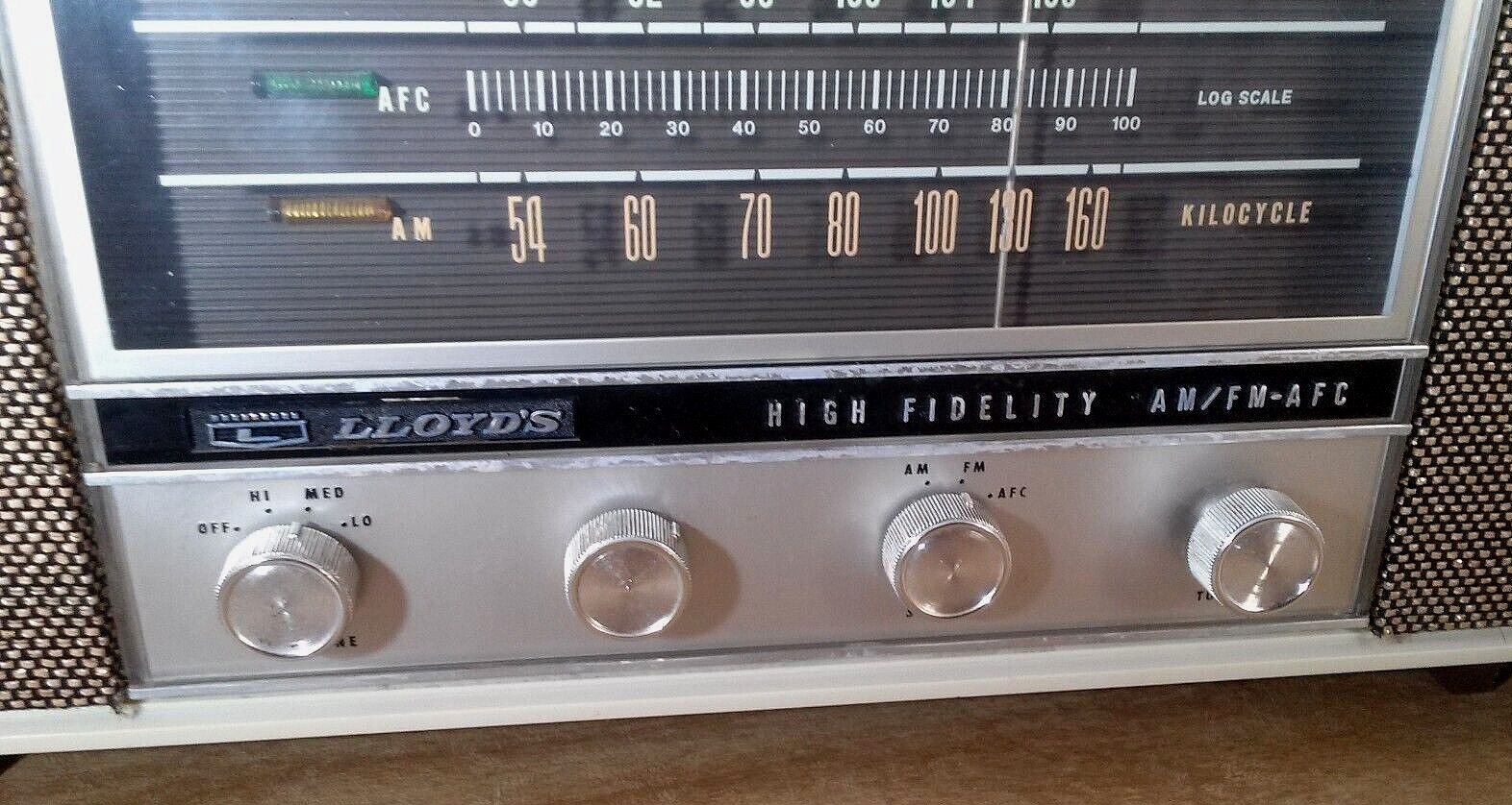 Vintage Lloyd's TM-821A High Fidelity AM/FM Tube Radio
