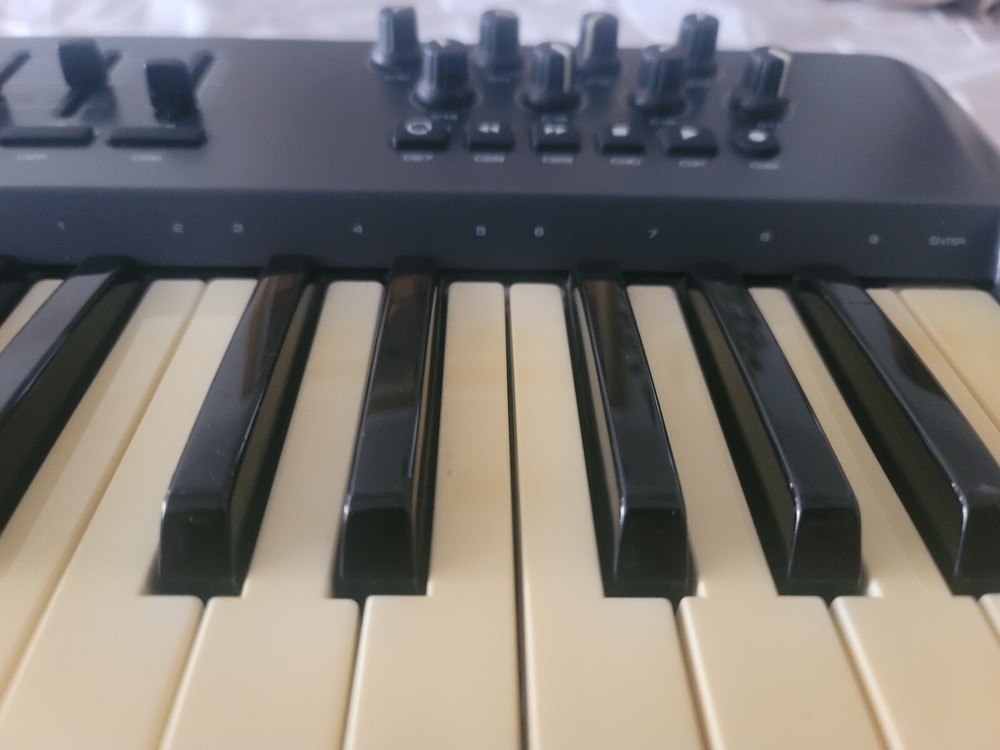 M-Audio Oxygen 49 (3rd Gen) MIDI Controller Keyboard-Missing Four Plastic Knobs