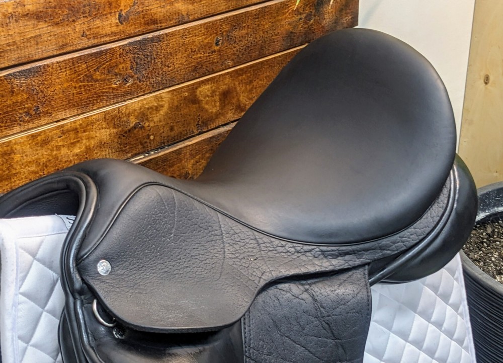 18" Custom Saddlery Steffen's Advantage (2021) *Wool Flocked*