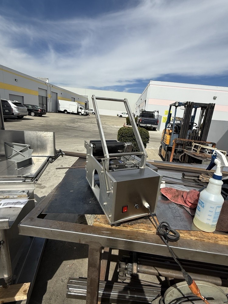 ELECTRIC BOTTLE LABEL APPLICATOR- USED