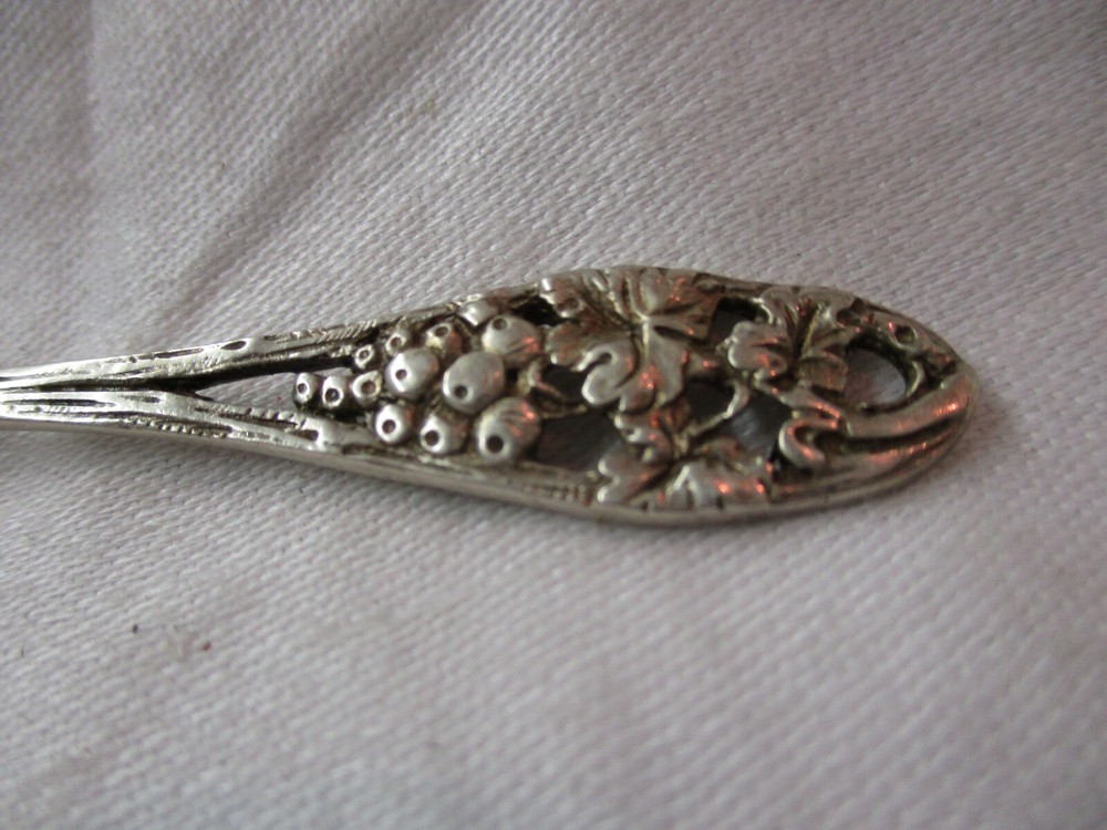Vintage 830 Sterling Lemon Fork Grape motif