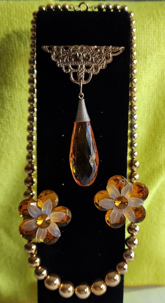 Art Deco Plastic pin & Necklace Set