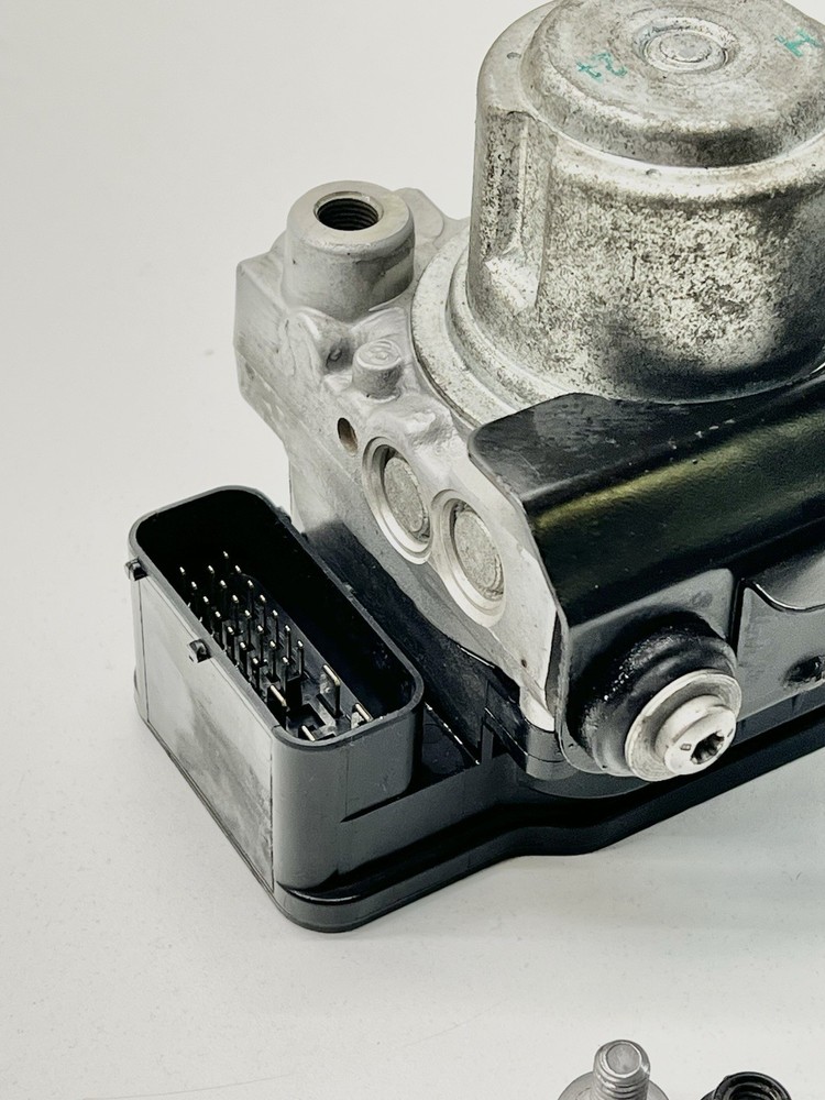 2005-2018 TRIUMPH SPRINT ST GT OEM ABS Brake Pump Modulator Module