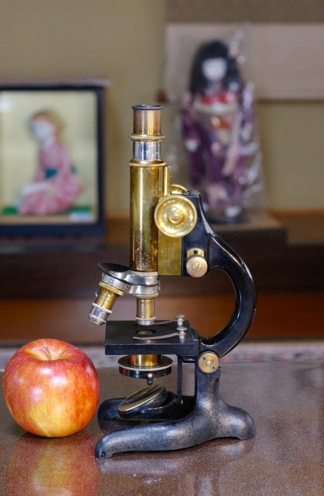 Antique Microscope Olympus “Mizuho” Microscope Height: approx. 28 cm