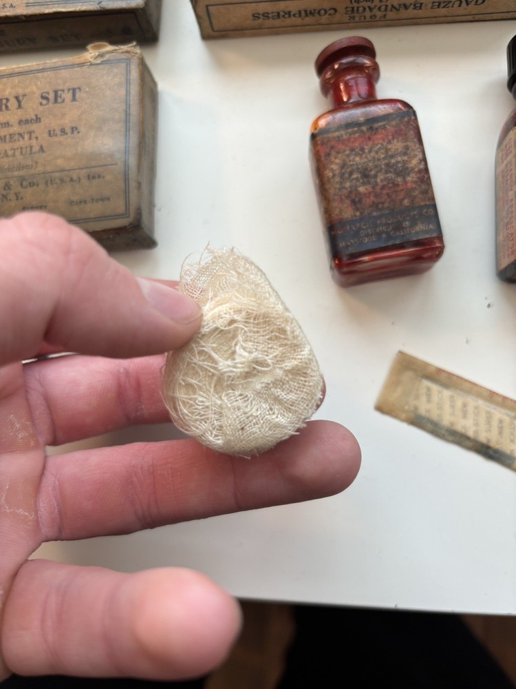 Original WWII US Army 24-Unit Motor Vehicle First Aid Kit - Item 97771 -Complete