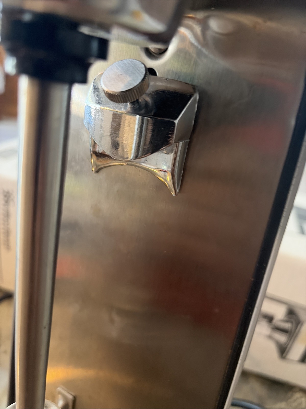 HAMILTON BEACH COMMERCIAL 3 SPEED 936 19.5" STANDING SPINDLE SHAKE DRINK MIXER