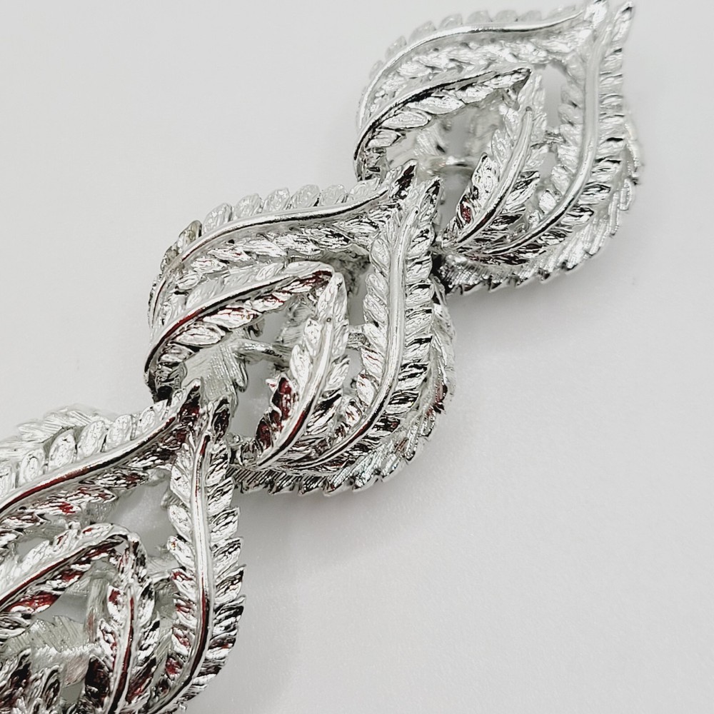 Vintage Coro Pegasus Repeating Leaf Link Bracelet Bright Silver Tone Textured