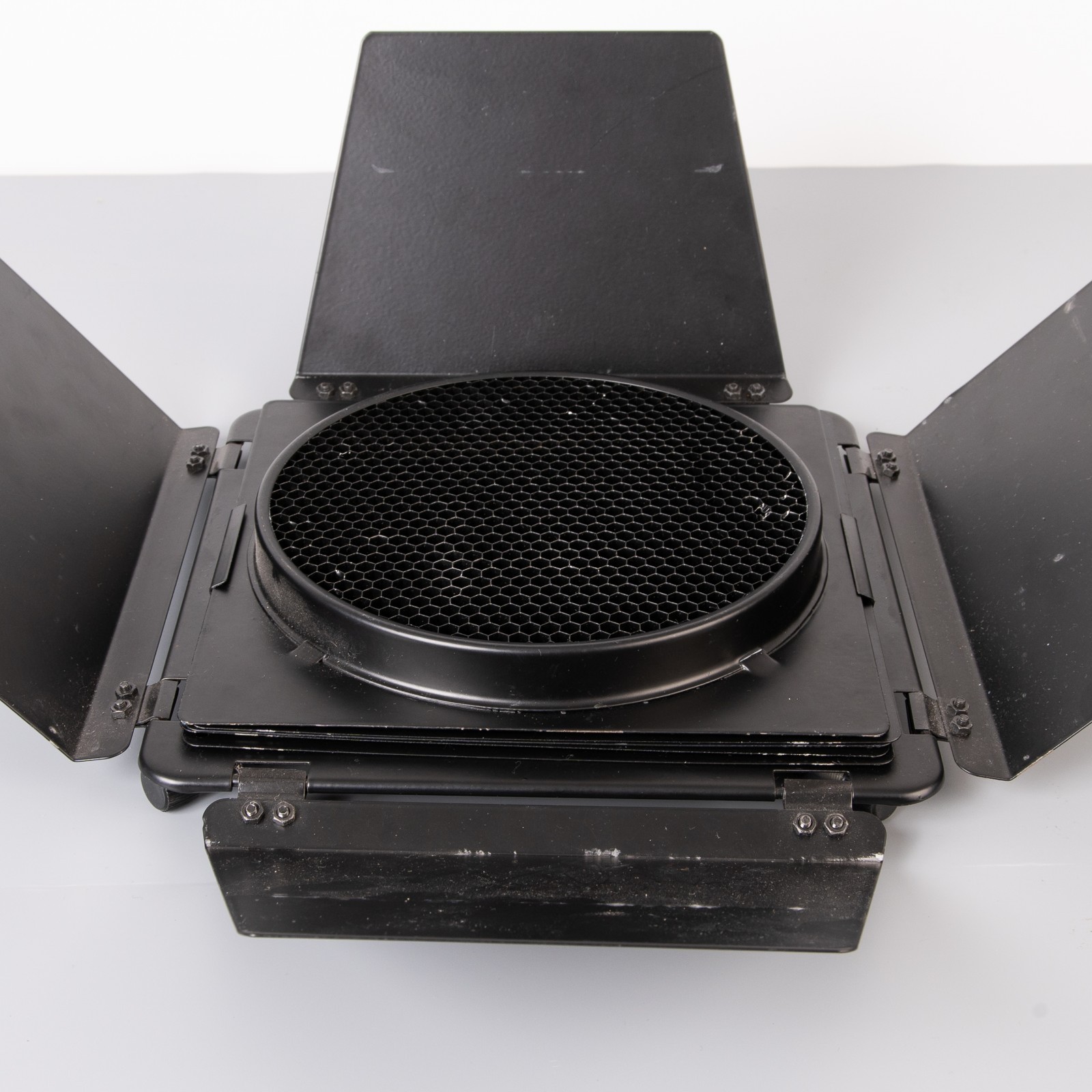 Universal barn doors with honeycomb and colour filters for studio flash heads