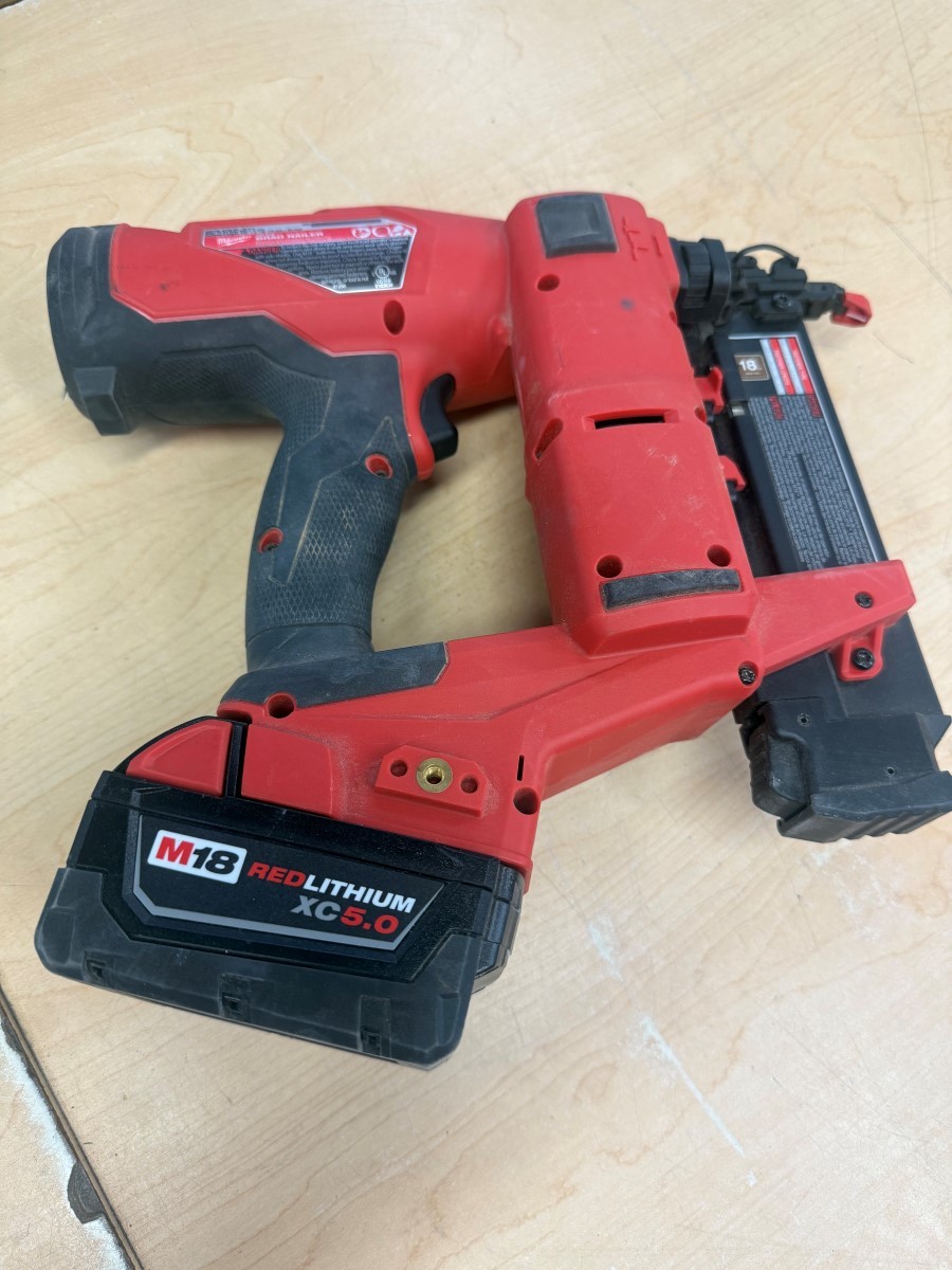 MILWAUKEE 2746-20 18GA BRAD NAILER W/ XC 5.0AH BATTERY BUNDLE (ECP018658)