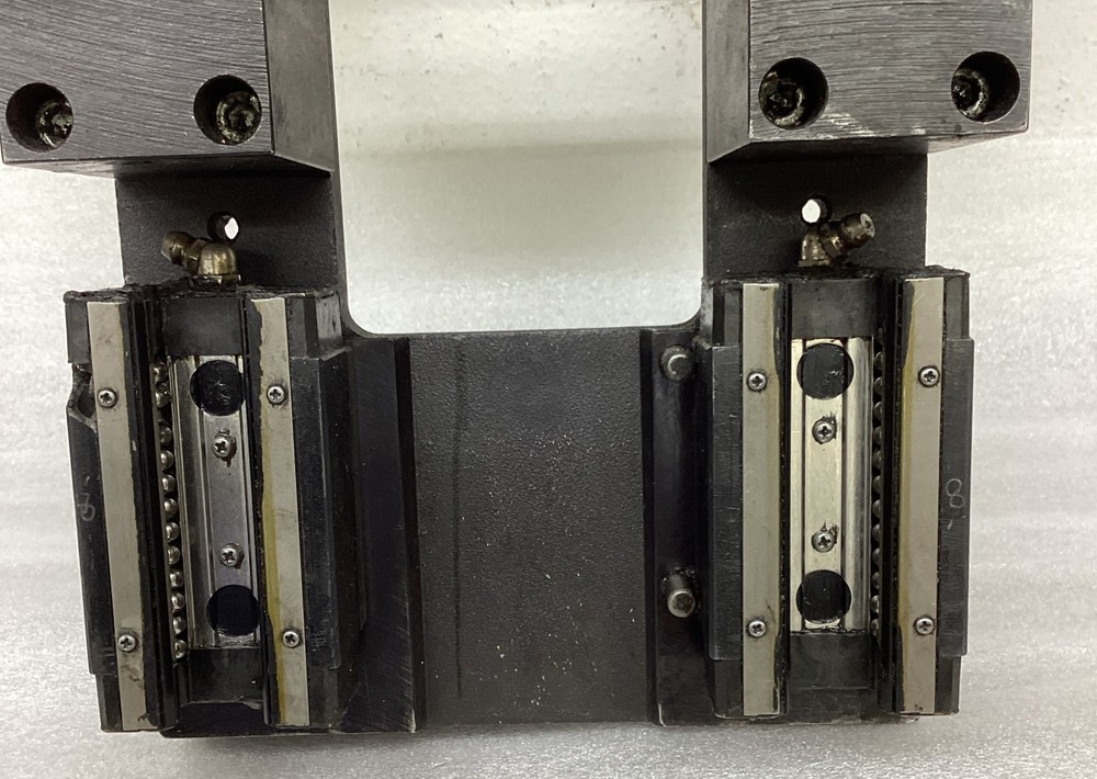 Self-centering vise for CNC machine