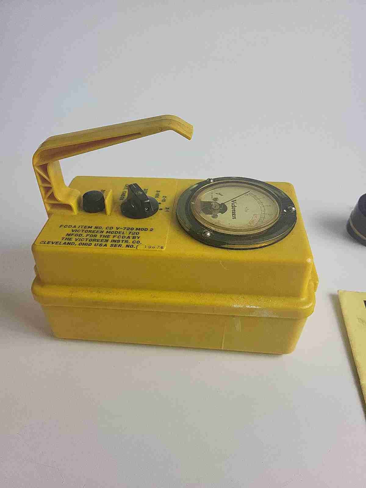 Victoreen Instrument CD V-720 Model2 Radiological Survey Meter + Manual Untested