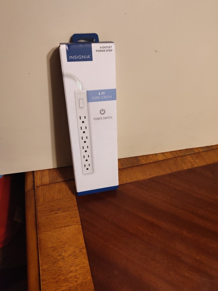 Insignia- 6-Outlet Power Strip - White