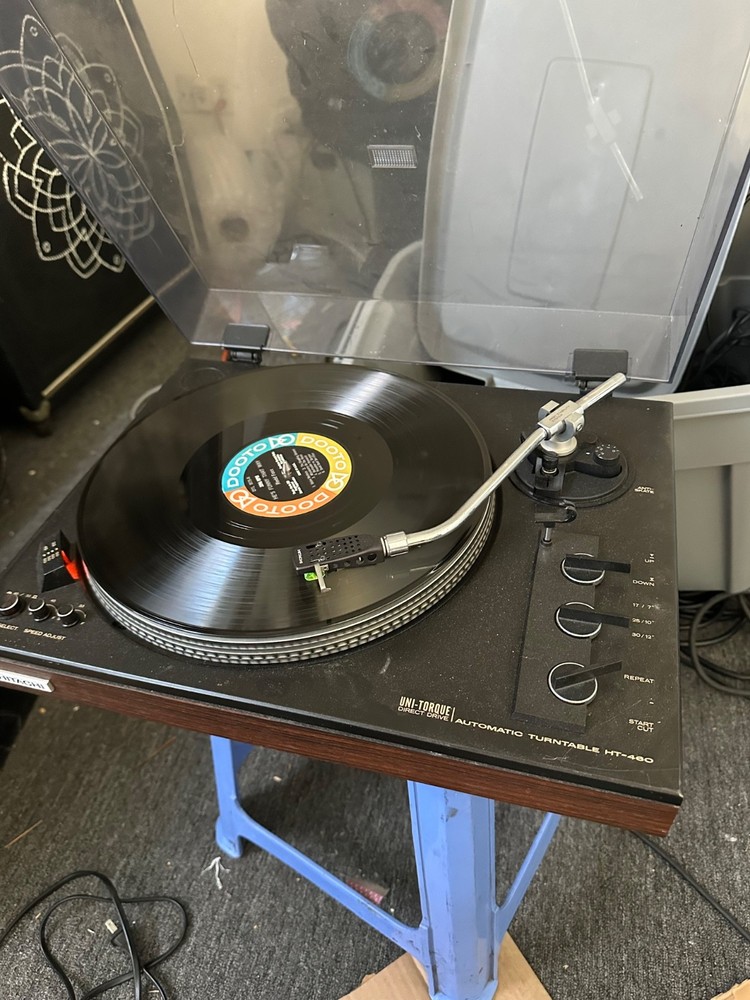 Hitachi HT-460 turntable