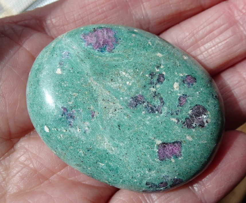 Ruby Fuchsite Palmstone - India sc1001